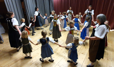 Kinder- und Jugendtanzen mit der Trachtengruppe