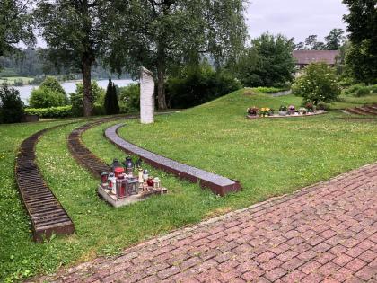 Friedhof Gemeinschaftsgrab: Erweiterung Namensspur; Entfernung Blumenschmuck, Andenken und Kerzen.