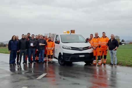 Elektroauto der Gemeinde Wohlen mit Team